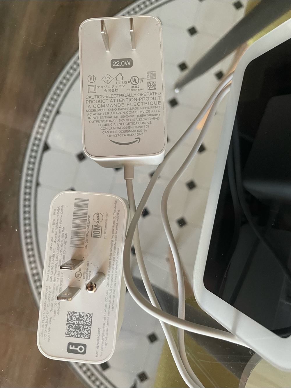 Amazon Echo Show in Glacier White with Smart Plug - Picture 3 of 5